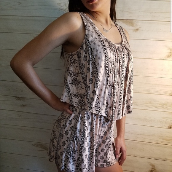 🎈NEW🎈 R2D Romper Cream & Black - Picture 1 of 3